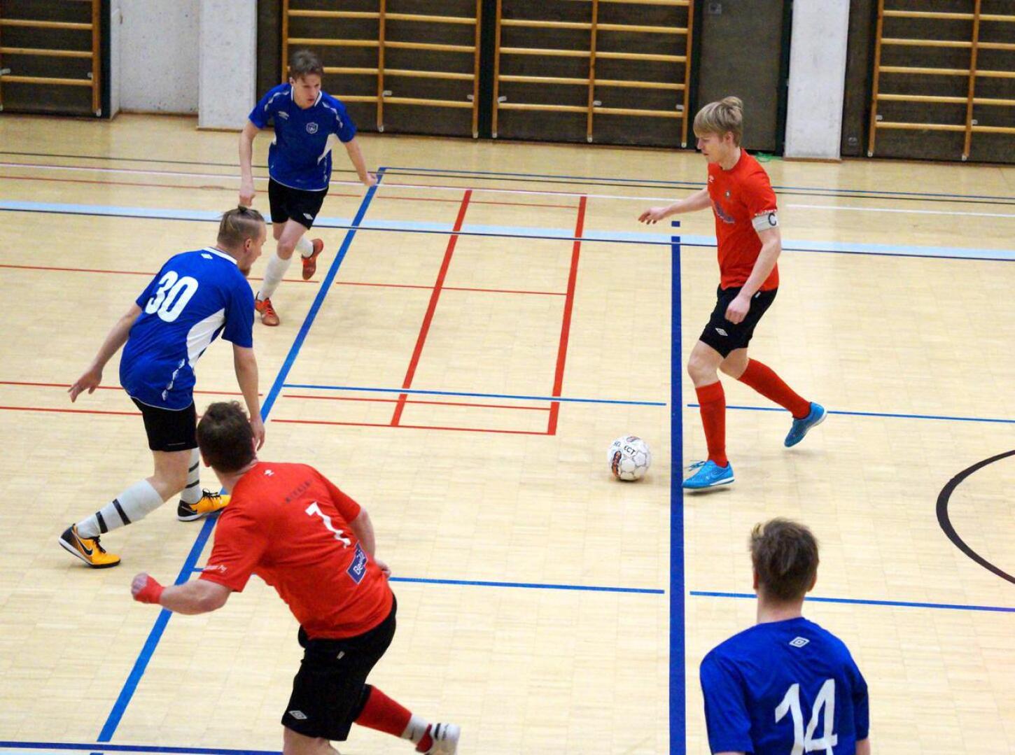 Punapaitojen kapteeni Risto Visuri (oik.) oli tehokkaalla pelipäällä viime viikonlopun turnauksessa tehden yhteensä kolme maalia.