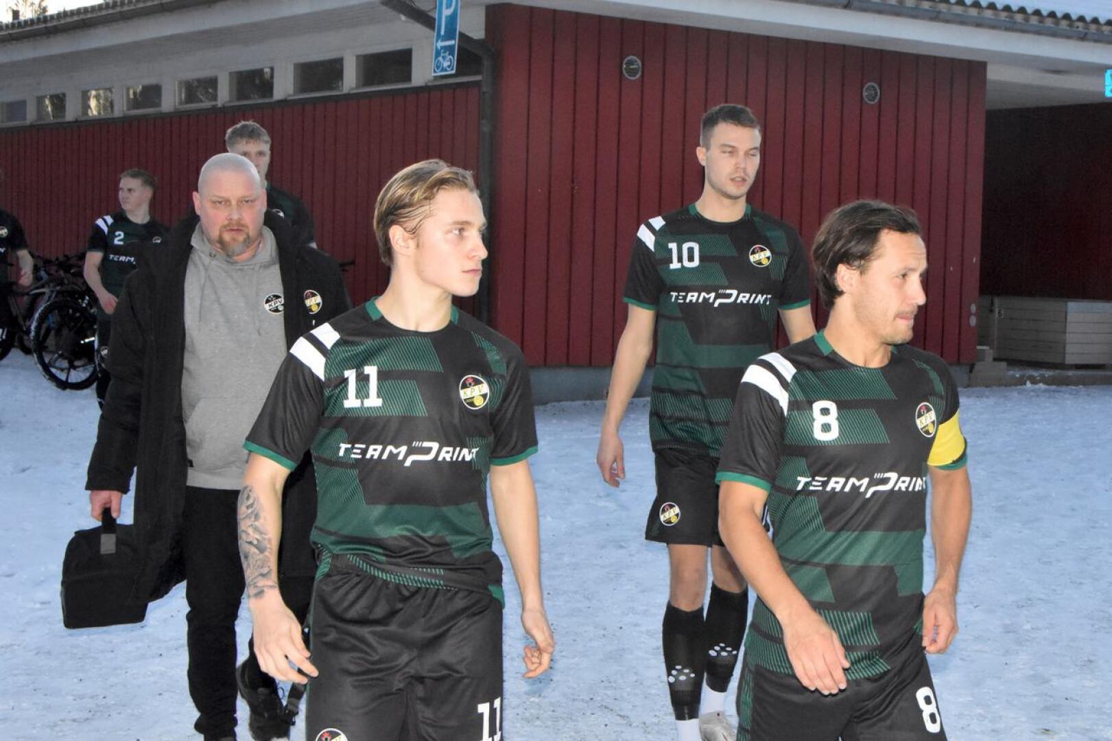 Sebastian Mannström (oik.), Harri Heiermann, Joonas Paananen ja joukkueenjohtaja Mika Hautamäki matkalla aloittamaan pelikautta.