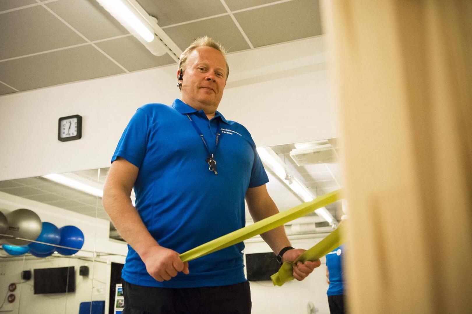 Jarmo Kivioja lainaa liikuntavälineitä aloittelijoiden urakkaa helpottamaan. Esimerkiksi jumppakuminauha on monipuolinen ja tehokas apuväline kotitreeneihin, ja kävelysauvat tehostavat lenkkiä.