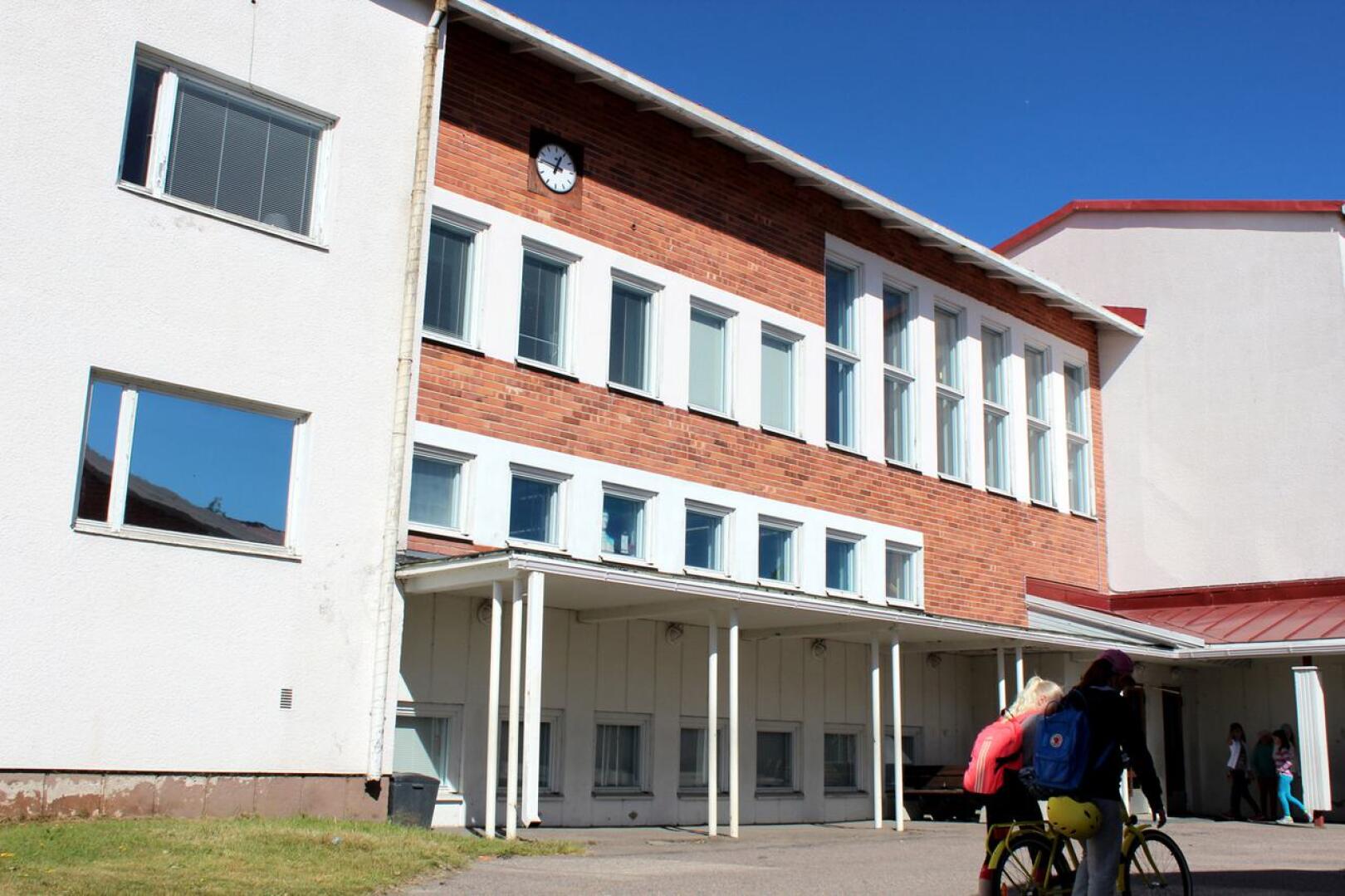 Kaupunginjohtaja esitti, ettei Pohjankylän koulun vanhaa osaa pureta tässä vaiheessa, mutta enemmistö kaupunginhallituksen jäsenistä oli toista mieltä.