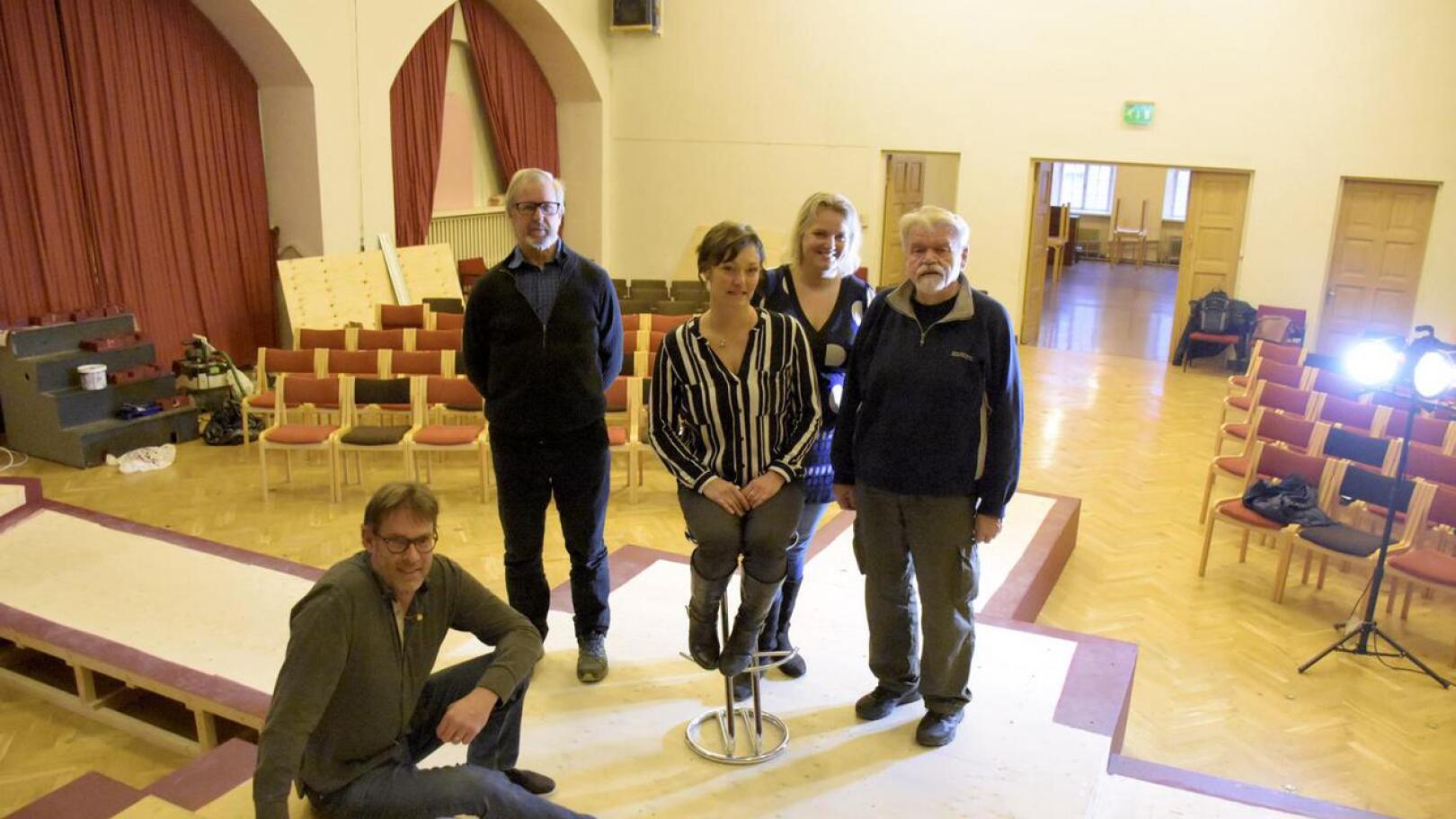 Palokunnantalon salia ei tunnista entisekseen. Tähtisadetta joulun alla lupaavat ohjaaja Anders Hassel (istumassa), Guy Björklund, Annika Strömberg, Heili Hintz ja Nils Karlström.