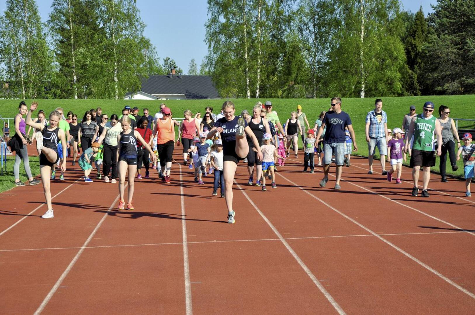 Ylivieskan Kuula sai suurimman avustuksen. Kuvassa Kuulan yleisurheilijoita lasten liikuntaleikkikoulun avajaisissa toissa keväänä.