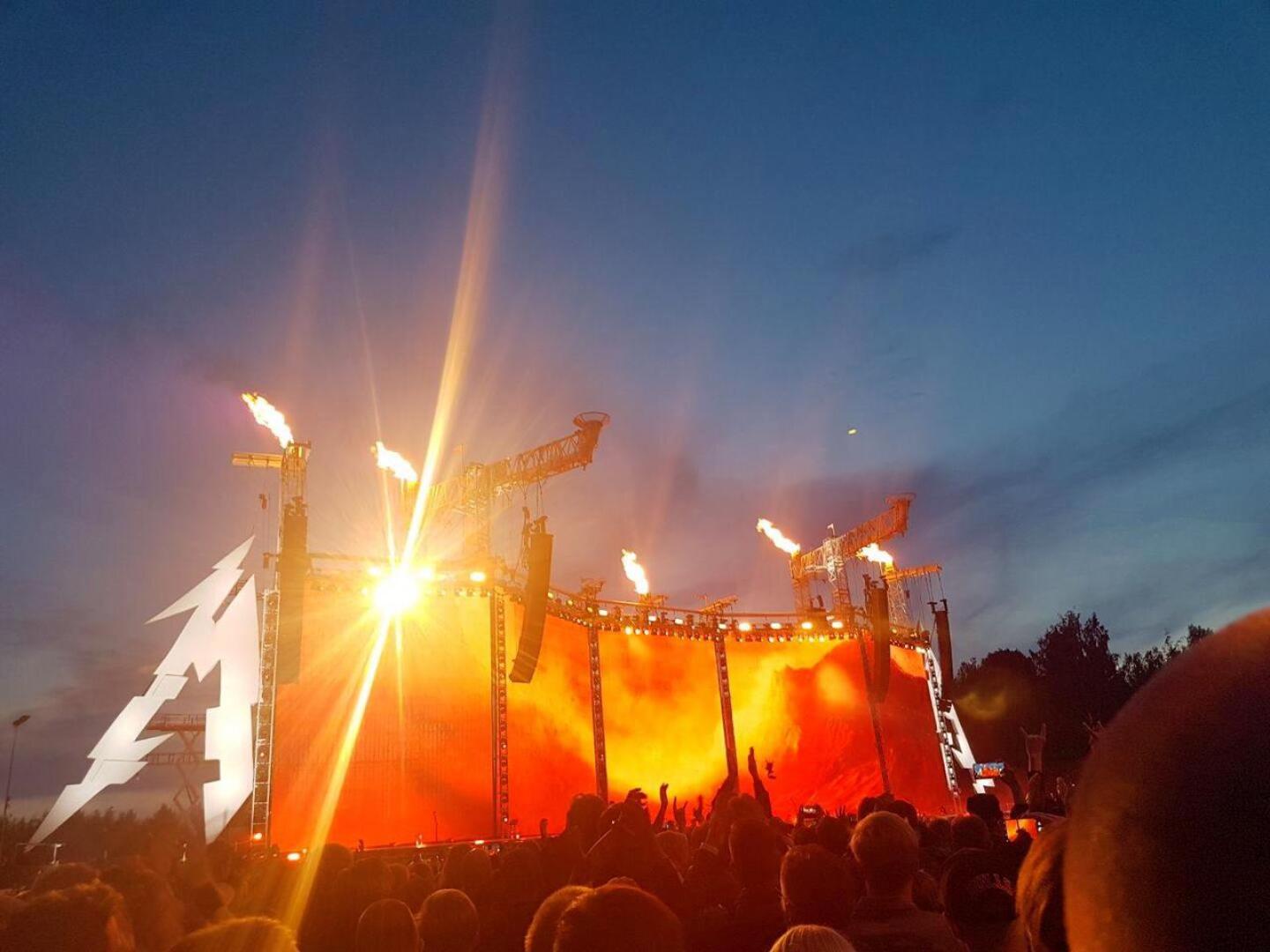 Tunnelmia tulimeren ääreltä. Metallican konsertti veti Hämeenlinnan tapahtumapuistoon noin 55 000 katsojaa.