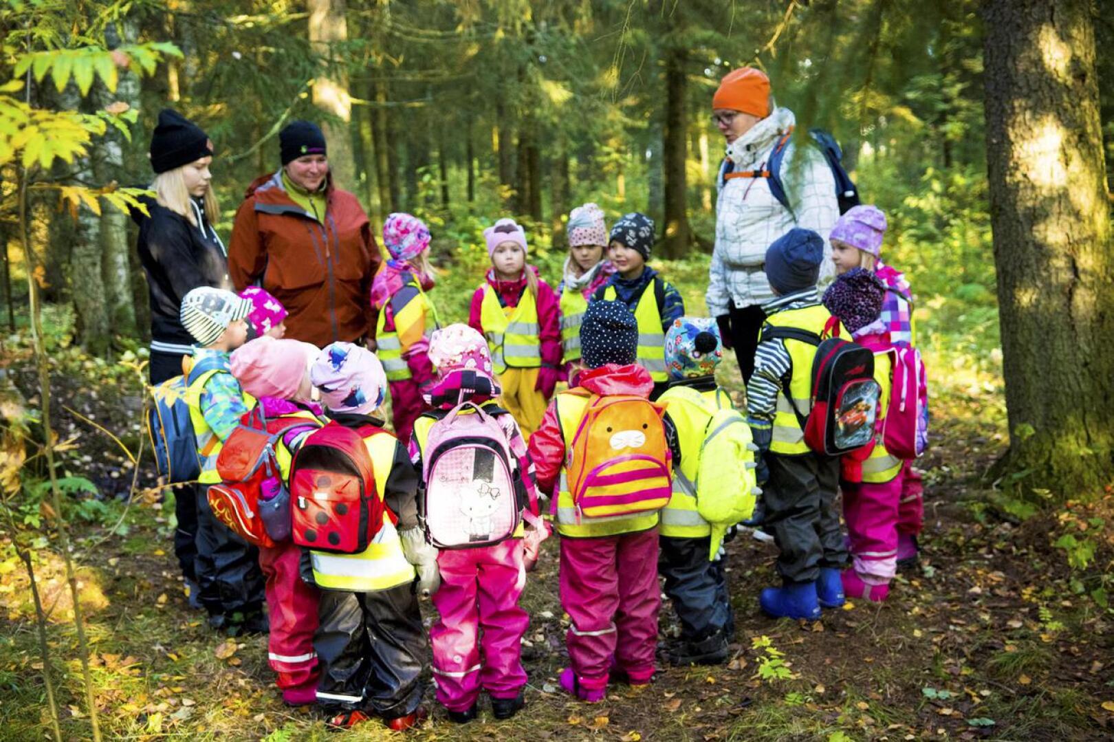 Päiväkoti Tuulenpesän lapset Nivalassa käyvät välillä leikkimässä metsässä. Arkistokuva vuodelta 2017.