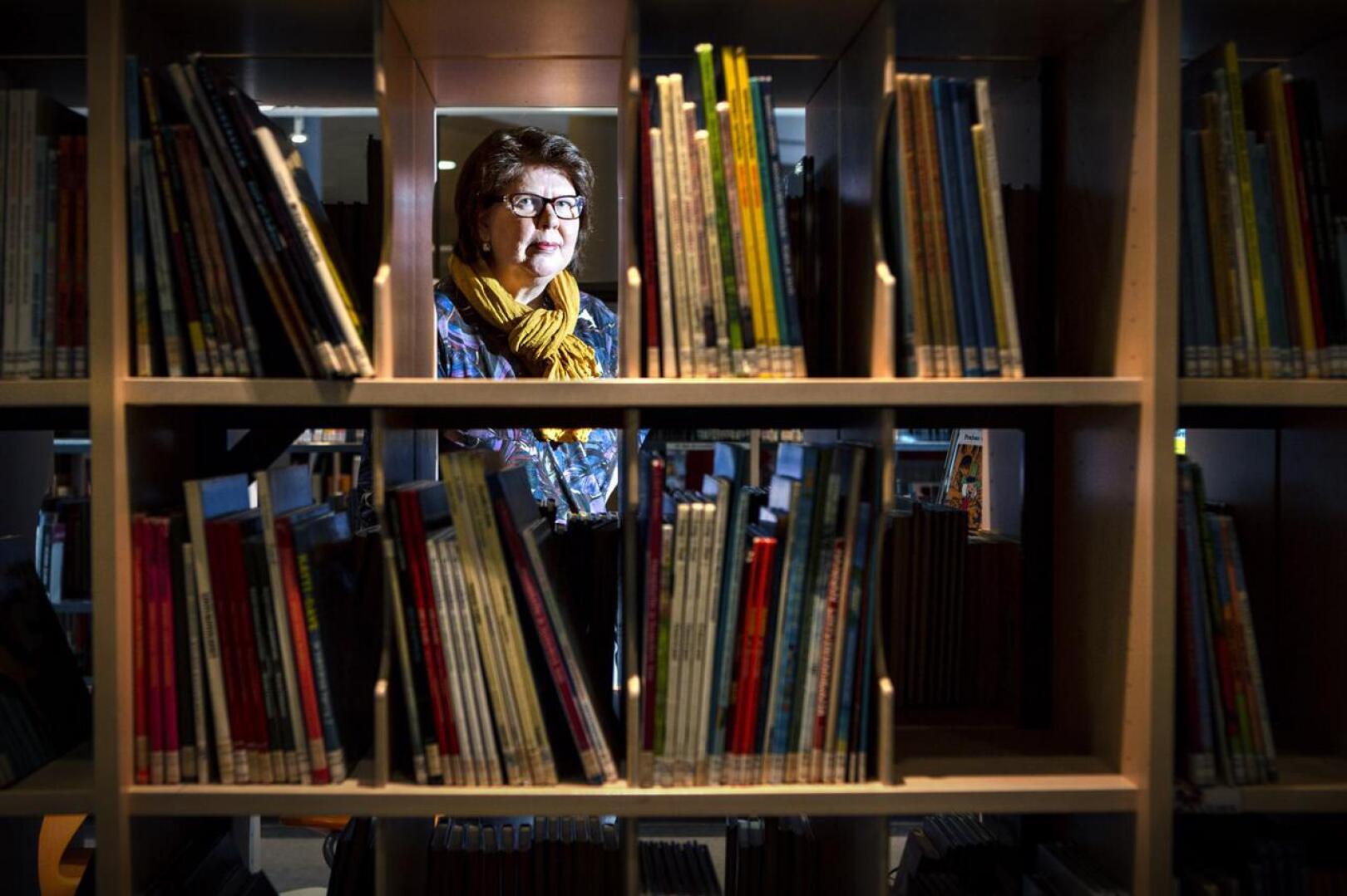 Pirjo Pellinen sanoo, että kirjaston laajasta valikoimasta löytyy varmasti jokaiselle sopivaa luettavaa.