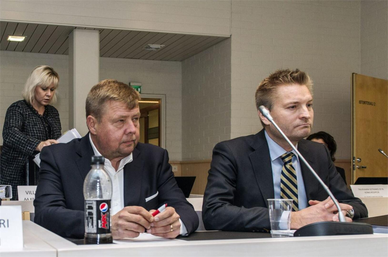 Pekka Perä (vas.) asianajajansa Markus Kokon kanssa hovioikeuden istunnossa Kajaanissa. LEHTIKUVA / Kimmo Rauatmaa