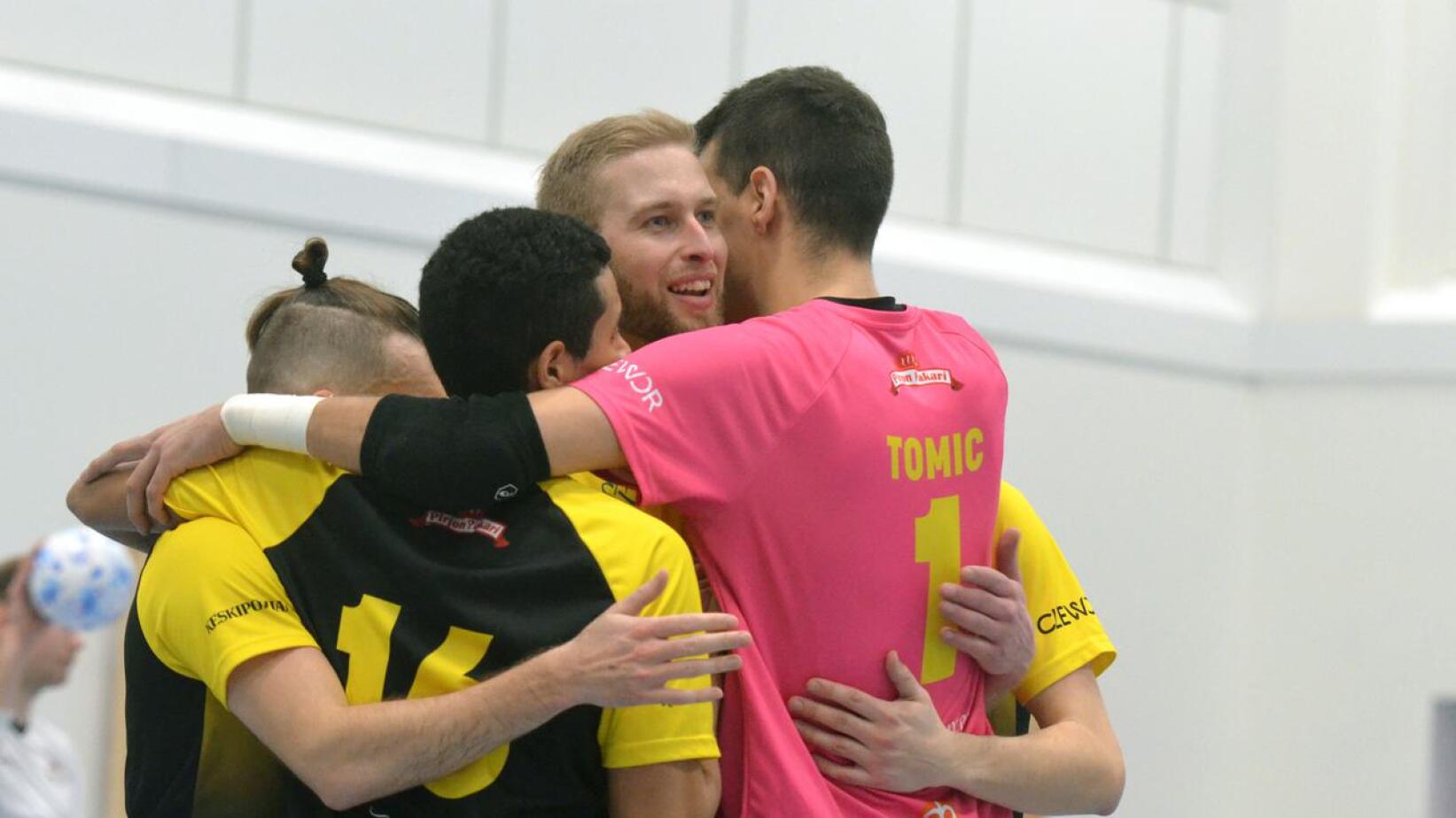 Kapteeni Elmer Kääntä (keskellä) teki Vieska Futsalille kaksi maalia.