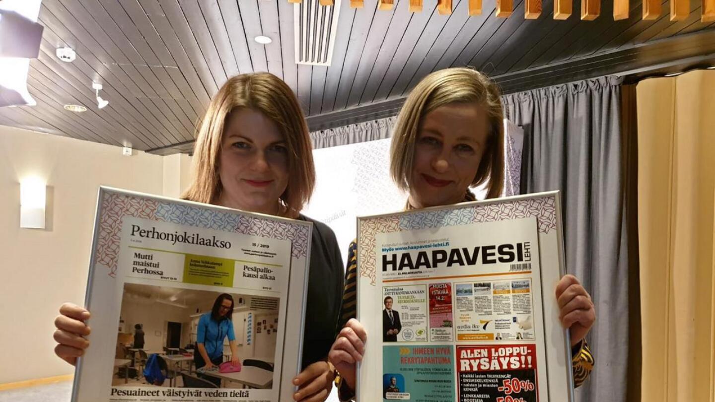 Perhonjokilaakson päätoimittaja Sanni Aho ja Haapavesi-lehden päätoimittaja Katariina Anttila pokkasivat lehtien saamat palkinnot Hyvinkäällä.