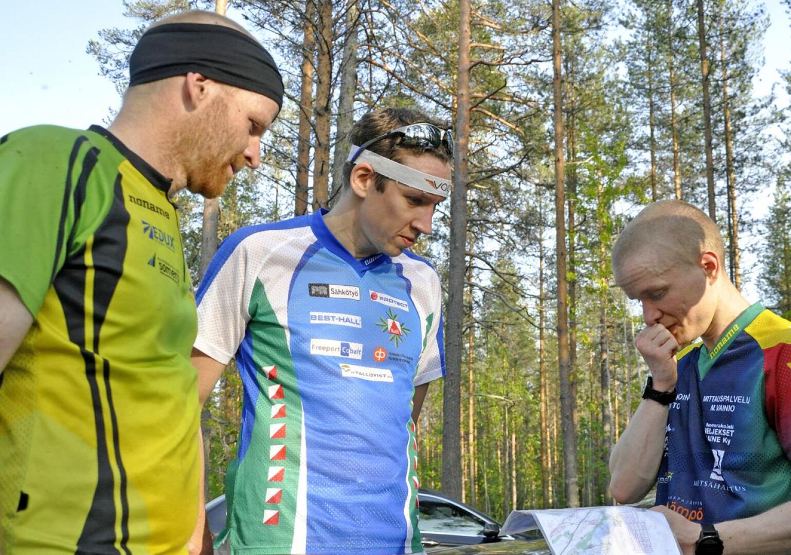 RasTiimin Risto Uusivirta (oikealla) oli tiistaina A-radan nopein. Viime vuoden iltarastiviestissä Uusivirta (oikealla) kertasi kisan vaiheita Erkki Vähäsöyringin ja Teppo Isokosken kanssa.