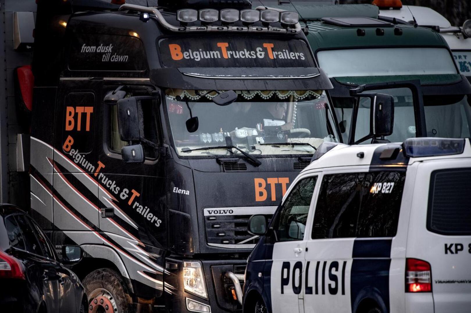 Liettualaisten kuljetusrekkojen lisäksi kokkolalaisen huoltoaseman pihassa oli torstaina myös kymmenittäin turkistarhaajia sekä poliiseja tarkastamassa eläinkuljetusautoa ajavien kuskien tarvittavia lupia.