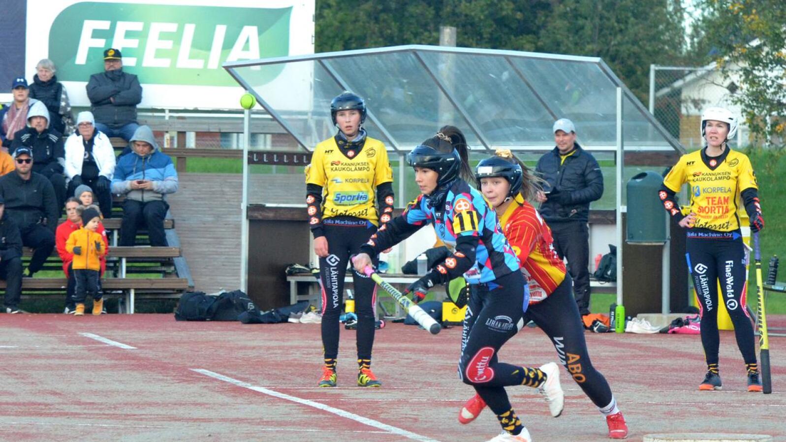 Kasvattajaseuraansa vastaan pelannut Hanna Torvi pyrki näpyllä kentälle. Kuulattarien parhaana palkittu lukkari Nina Jutila oli hyvin tilanteessa hereillä.