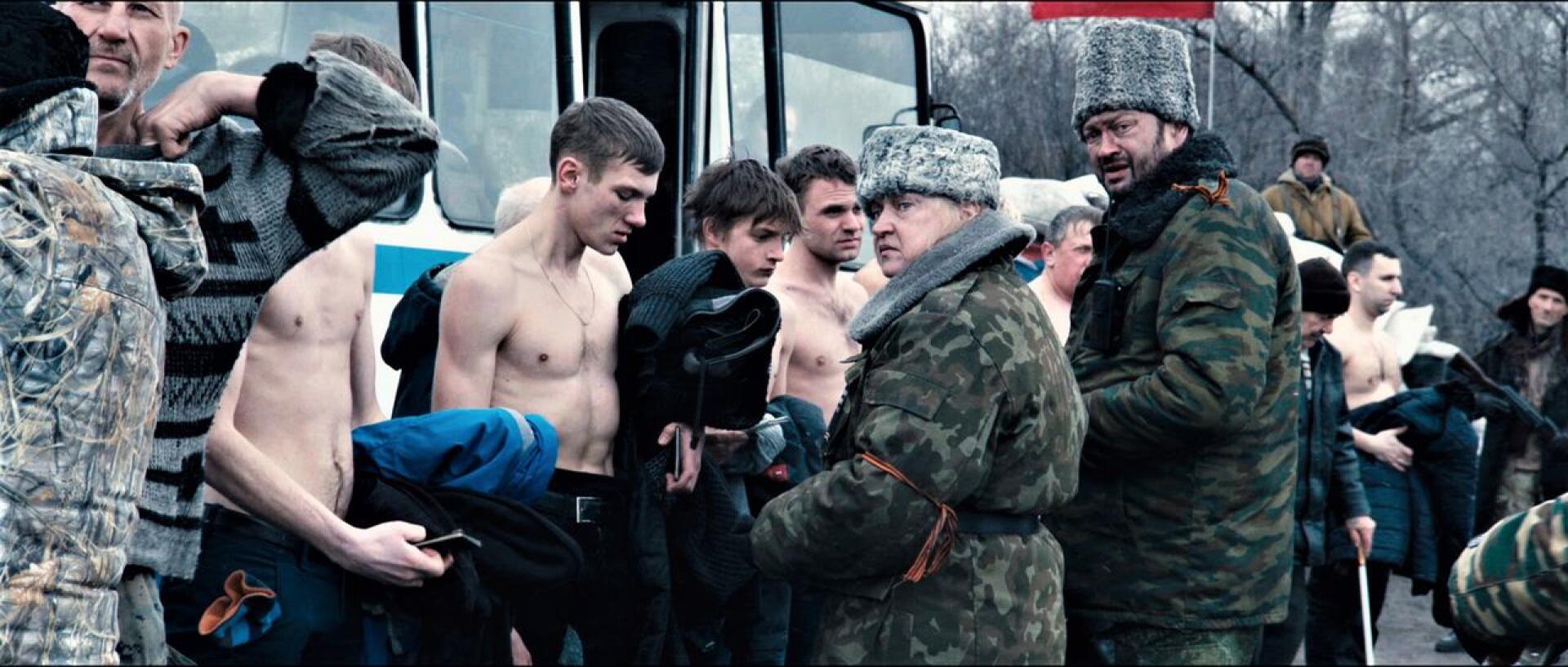 Ukrainalaisohjaaja paljastaa sodan kasvot dramatisoimalla kahdeksanvuotisen kriisin alkudokumenteista mustanpuhuvan satiirin. 