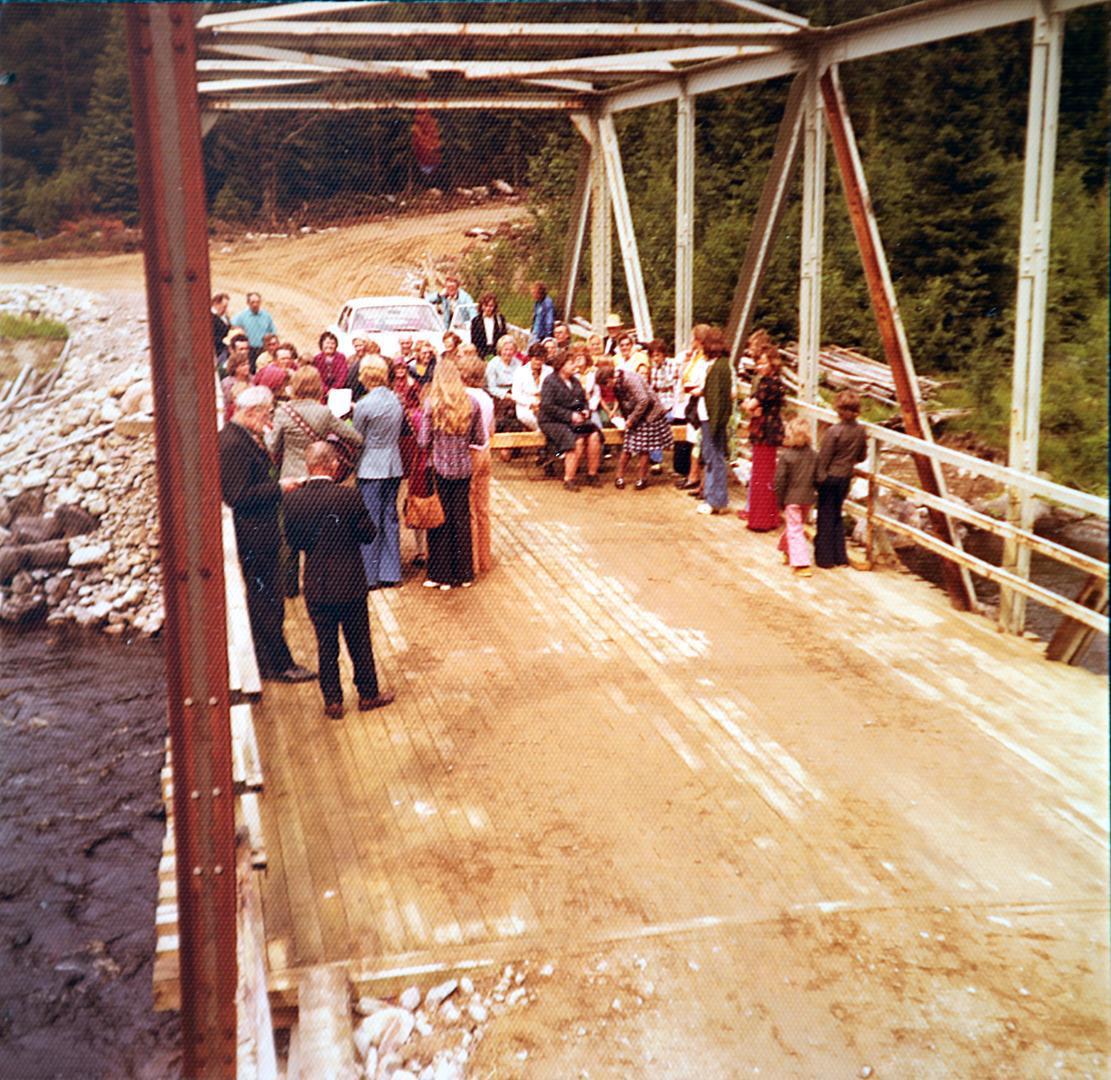 Kokkolasta Veteliin tuotu rautasilta otettiin Siponkoskella käyttöön vuonna 1973. Pian tämän jälkeen sillan luona pidettiin seurat.