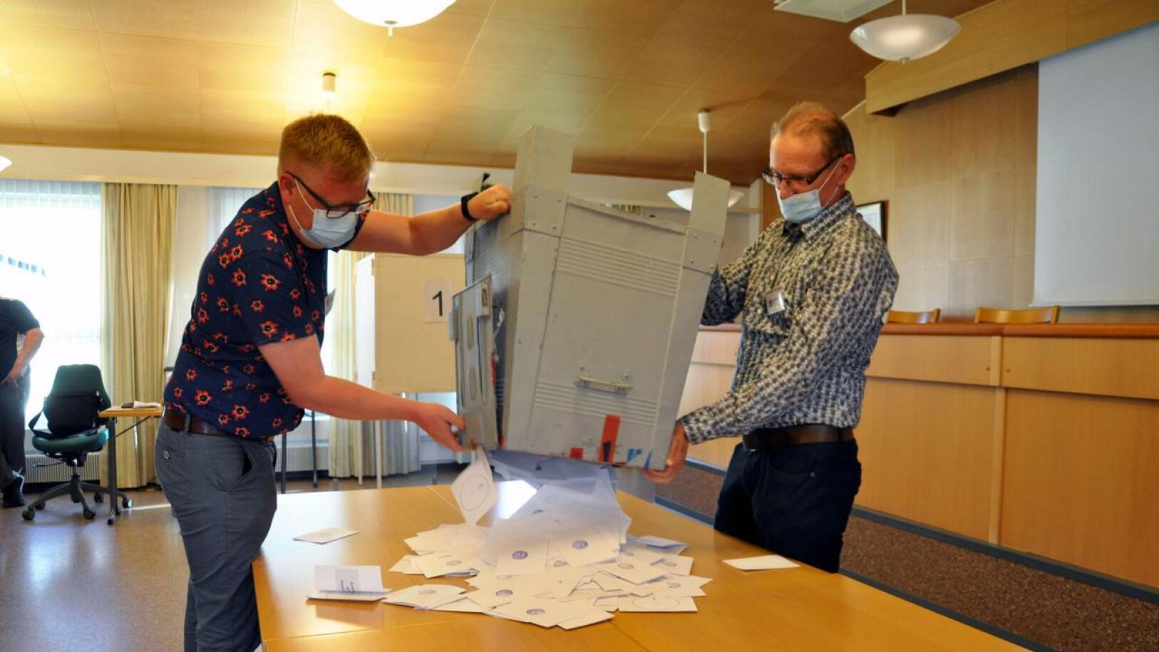 Jarkko Sivula ja Esa Kalliokoski tyhjensivät Perhon vaaliuurnan. Sivula ja Kalliokoski eivät itse olleet enää vaaleissa ehdolla.
