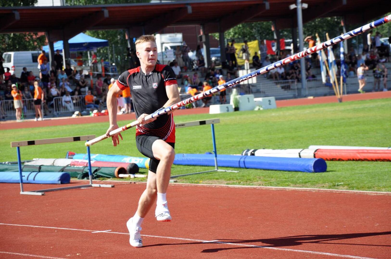 Arkistokuvassa Oskari Tikkakoski on hyppäämässä Lempäälän SM-kisoissa nykyistä ennätystään. Neljän metrin korkeus ylittyi ensimmäisellä yrityksellä. 