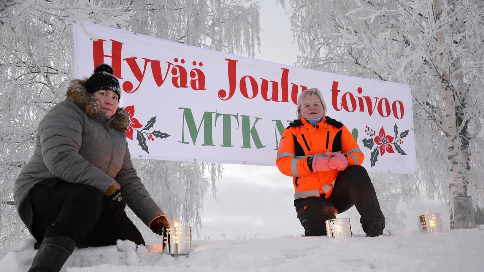 Maaseutunuoret sytyttivät joulutulia Nivalassa kantateiden risteykseen. Kynttilöitä sytyttämässä Elina Junttila ja Anne Bodbacka.