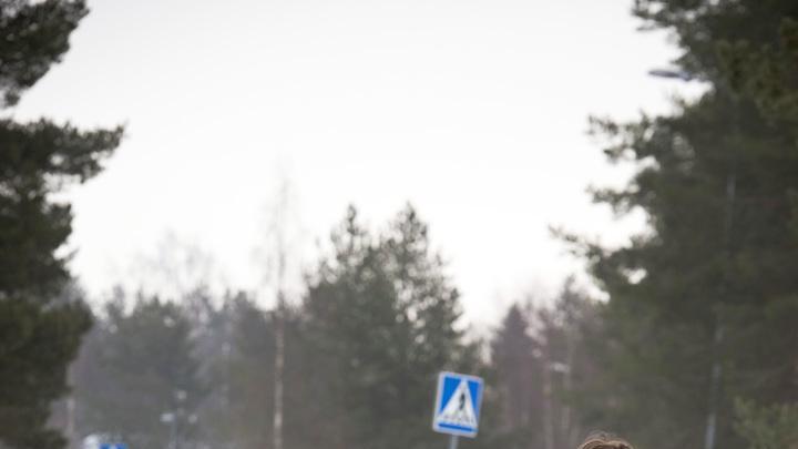Liikenneruuhkat ovat Marianne Selkäinaholle tutumpia hänen Helsingin kotinsa lähistöltä, mutta löytyy niitä Nivalankin raitilta.