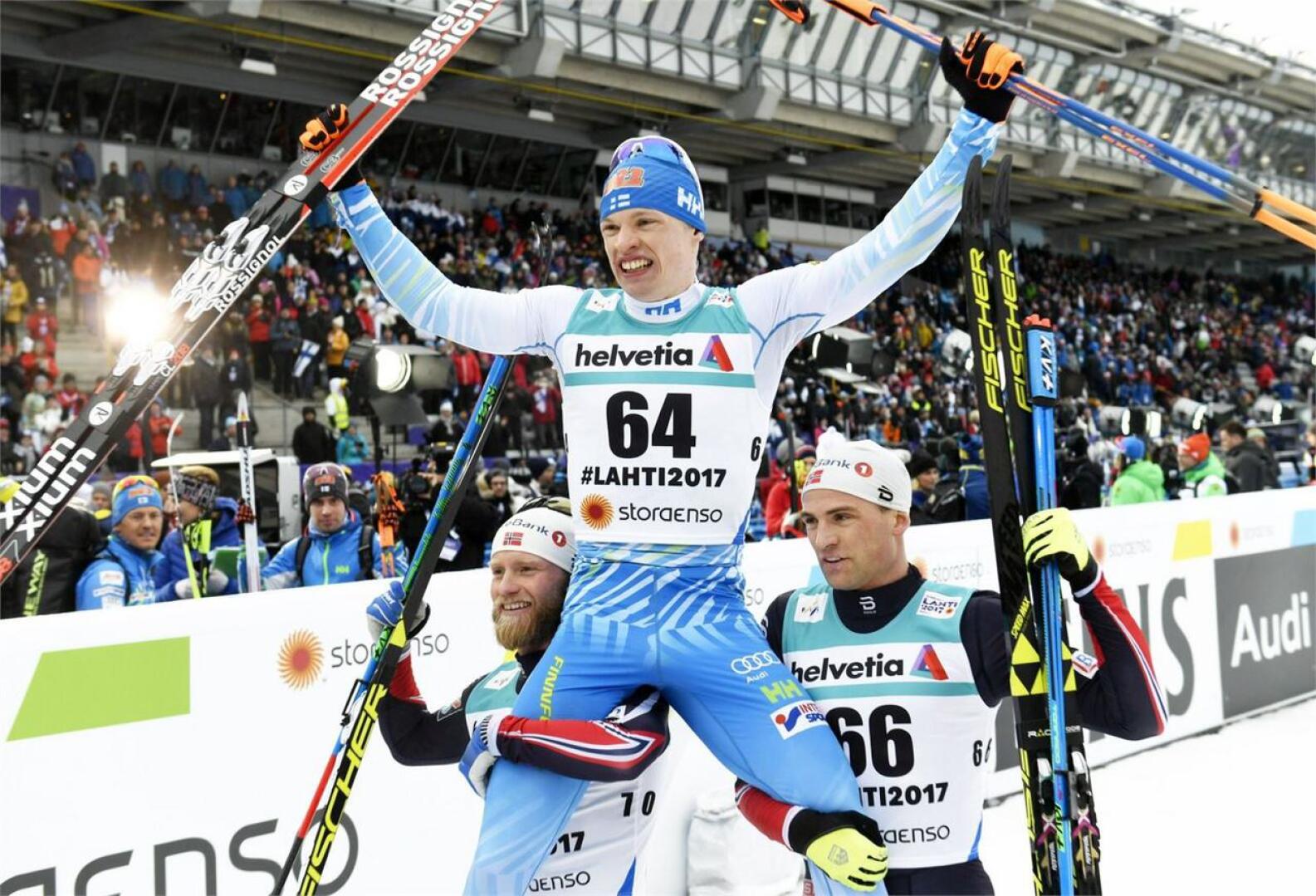 MM-kultaa hiihtänyt Iivo Niskanen pääsi kisan jälkeen norjalaishiihtäjien kultatuoliin. Niskasta kannattelevat hopealle ja pronssille yltäneet Martin Johnsrud Sundby ja Niklas Dyrhaug. LEHTIKUVA / MARTTI KAINULAINEN