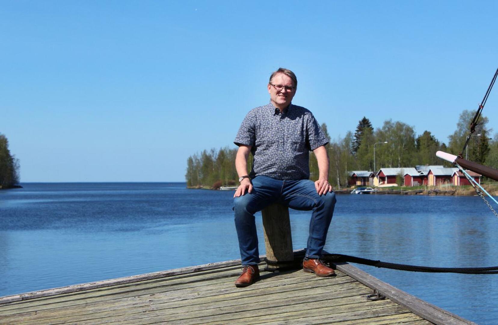 Himangan Kotiseutuyhdistyksen puheenjohtaja Teuvo Tuorila odottaa mielenkiinnolla Raumankarin markkinahumua kahden koronakesän jälkeen. Meri on osa Tuorilan sielunmaisemaa. 