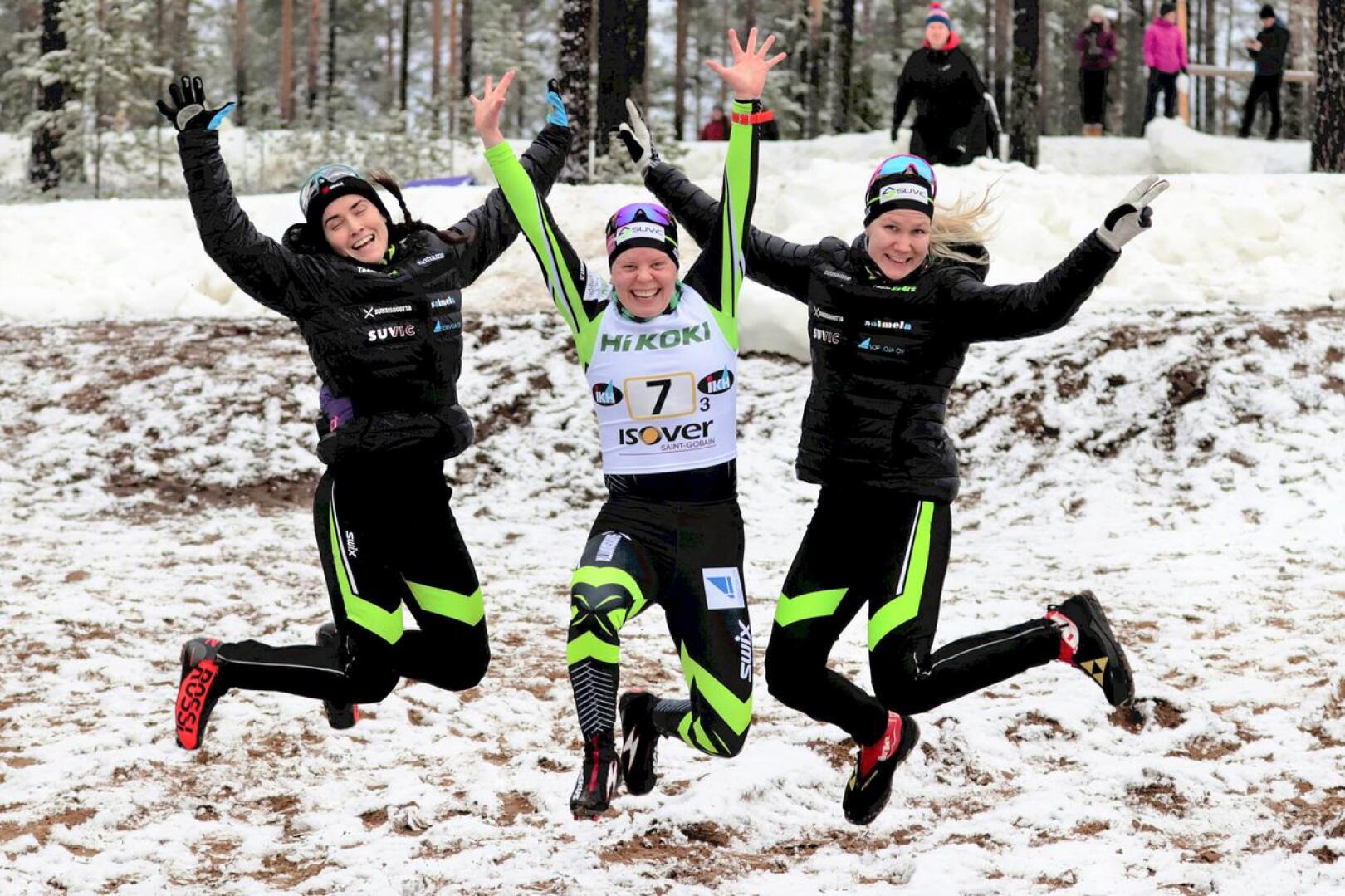 Miia Säilynoja, Ida Meriläinen ja Roosa Juuska hiihtivät kuudenneksi Rukan Suomen Cupissa lauantaina.