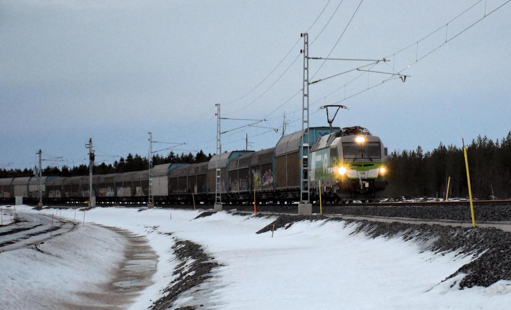 Maanataina kolmioraiteen ensimmäinen juna suuntasi Pietarsaaren satamasta etelää kohti Vectronin vetämänä.