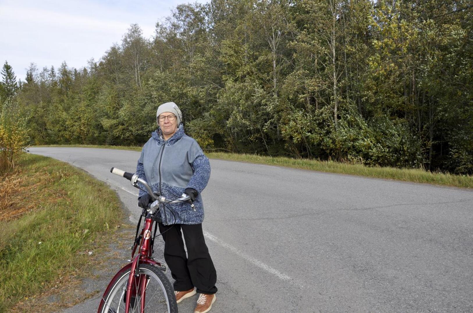 Tervetullut muutos. Leena Oja myöntää, että välillä ohittavien autojen nopeudet hirvittävät pyörälenkillä Pikku-Mansikan alueella.