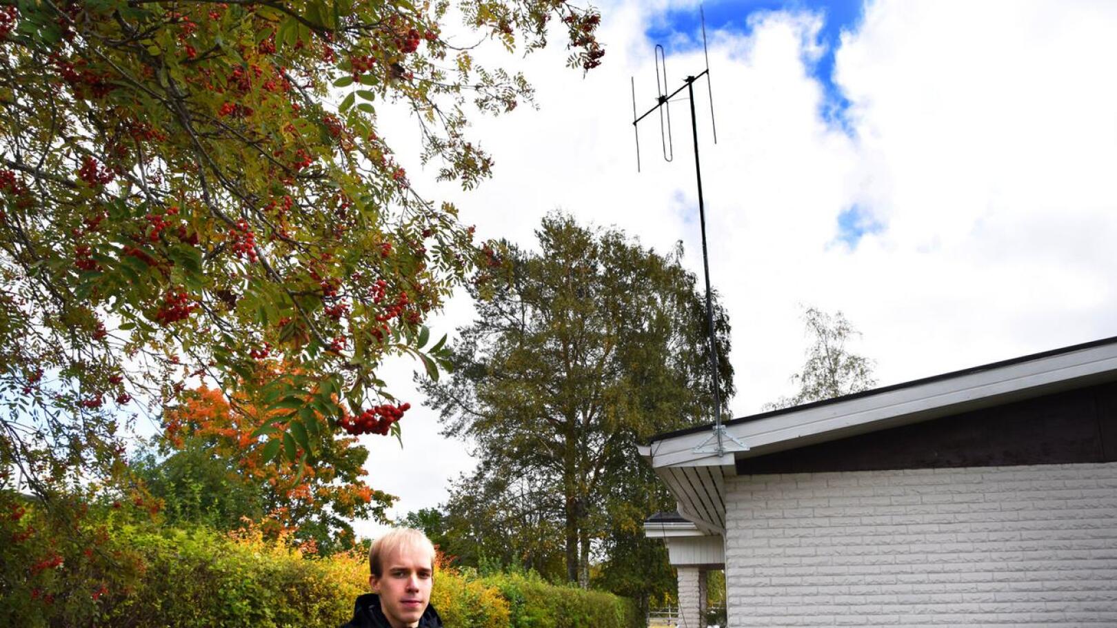 Roll FM kuuluu tällä hetkellä vain 1-3 kilometrin päässä Pasinkujalta. Riku Martinmäki on jo hankkinut luvat suurempitehoiselle lähettimelle, mummolan katolle on nousemassa kookkaampi lähetysantenni ja kuuluvuusalue kasvaa.