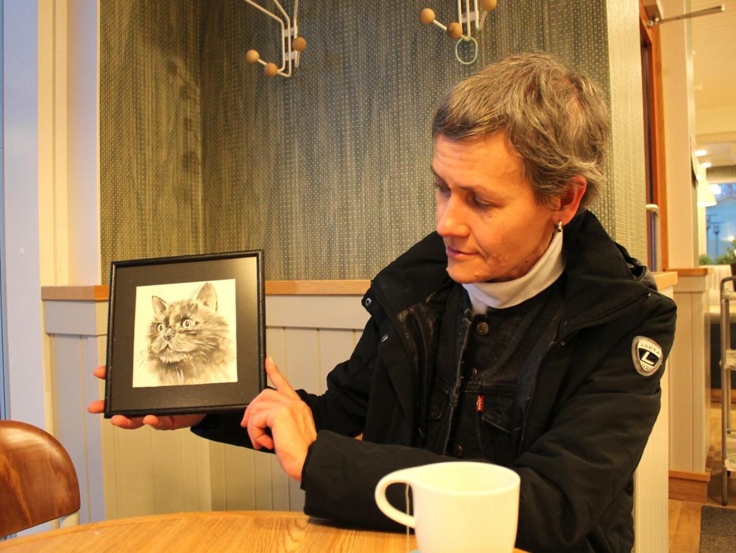Taiteilija ja kuvataiteiden opettaja Natalia Pikkarainen myy teoksiaan eläinten hyväksi.
