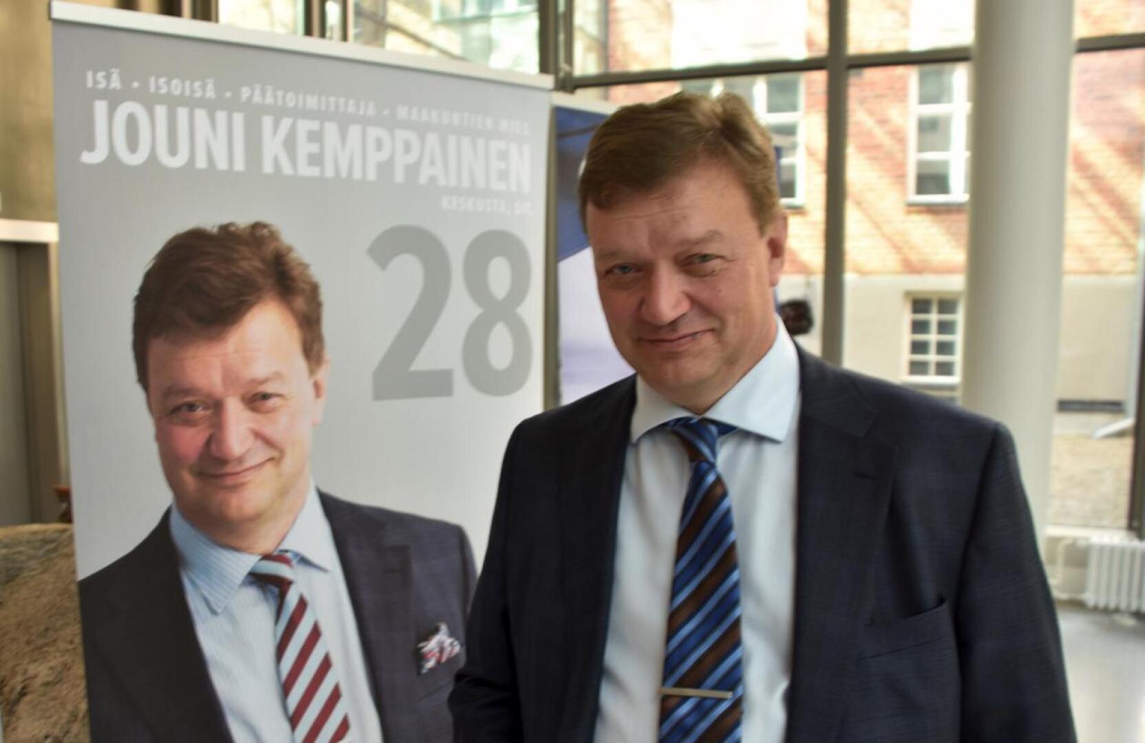 Eurovaaliehdokas Jouni Kemppainen kampanjoi alkuviikosta Kaustisella. 