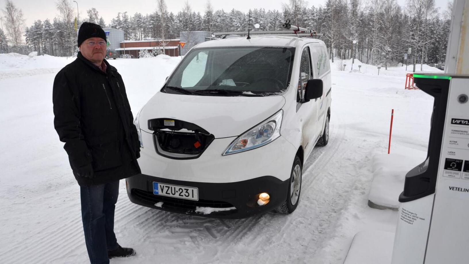 Vetelin Energian toimitusjohtaja Juha Kauppinen kertoo, että yritys hankki sähköauton käyttöönsä viime vuonna. Latauspistokkeet ovat auton nokassa.