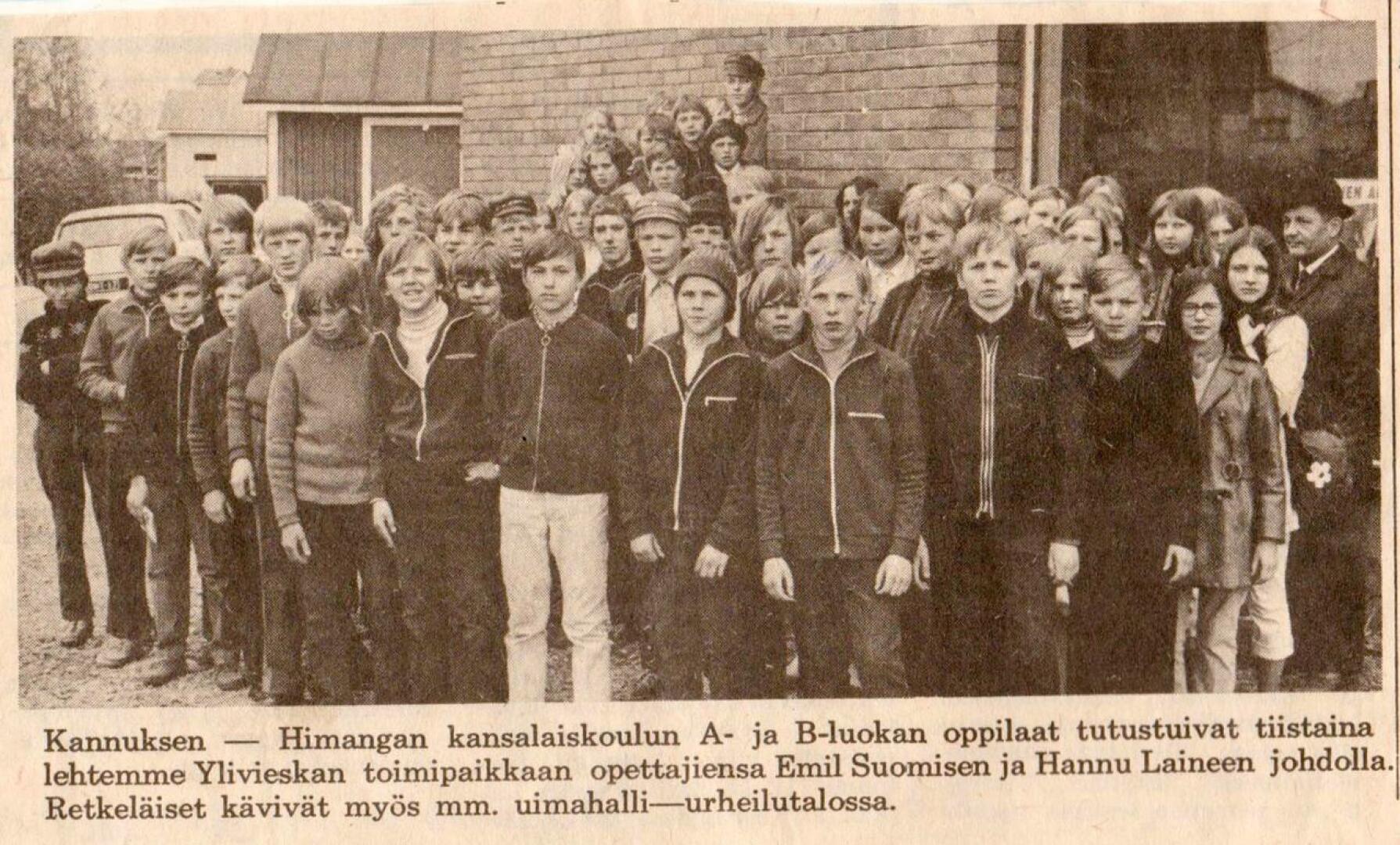 Juha Mottinen lähetti toimitukseen lehtileikkeen todennäköisesti Keskipohjanmaasta. Mottinen itse on pitkä vaalea poika kuudentena vasemmalta. Kansalaiskoulun seitsemäsluokkalaiset kävivät Ylivieskassa vuonna 1971.