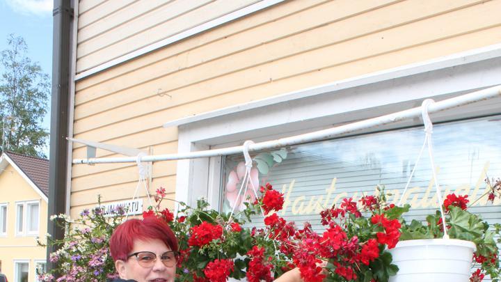 Hannele Kivelä rakastaa aurinkoa ja kukkia. Hänen lempikukkansa on vaaleanlila ruusu.