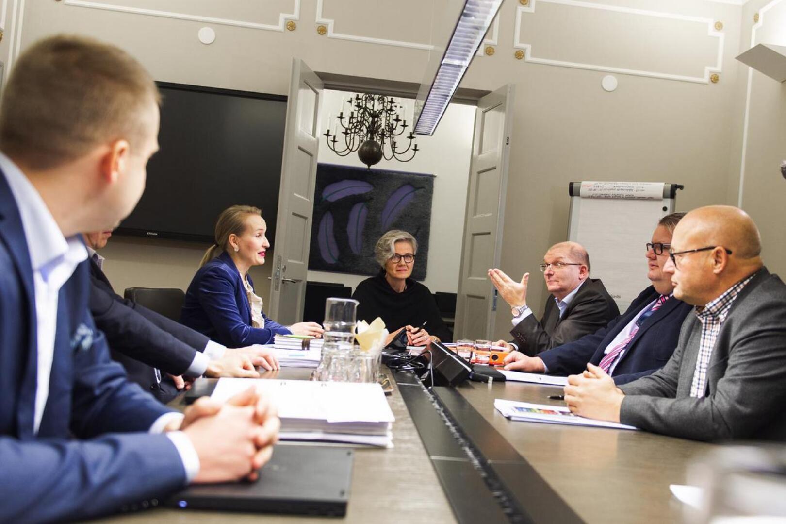 Teknologiateollisuuden työmarkkinajohtaja Minna Helteen (vasemmalla) edustamat työnantajat ja Teollisuusliiton puheenjohtaja Riku Aallon (keskellä oikealla) edustamat työntekijät eivät ole päässeet sopuun palkankorotusten koosta. Keskellä valtakunnansovittelija Vuokko Piekkala.