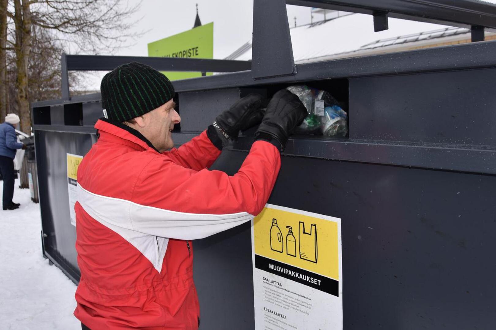 Kaikki kiertoon! Kannuslainen Tapio Niemonen tuo kierrätettävät muovipakkaukset keräysastioihin.