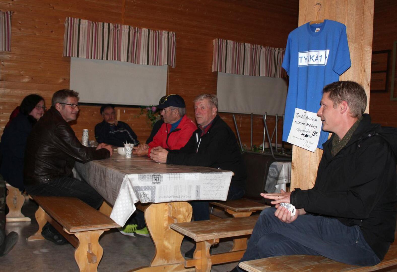 Harvinaisen runsaslukuisena kokoustettiin Tyngän Myllyn toimintamajalla tiistai-iltana. Hallitus oli koossa yhtä jäsentään lukuunottamatta ja kyläläisiäkin oli paikalla toistakymmentä. Vuosikokousta johti Antti Nikula.
