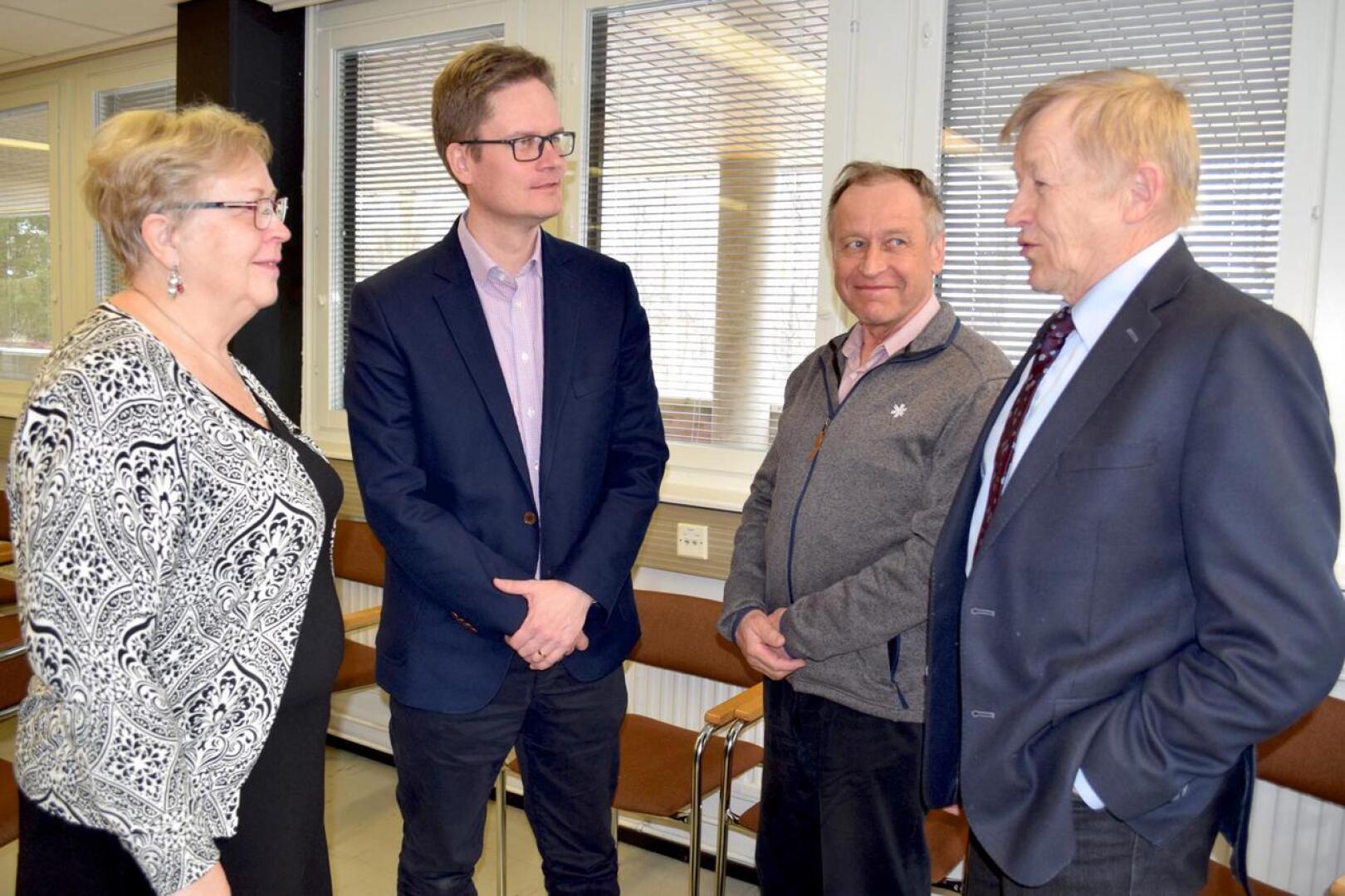 Selänteen henkilöstöstä Seija Kärkkäinen ja Tuomas Aikkila pitämässä palaveria hallituksen jäsenen Veikko Ekmanin ja väistyvän jäsenen Teuvo Nymanin kanssa.