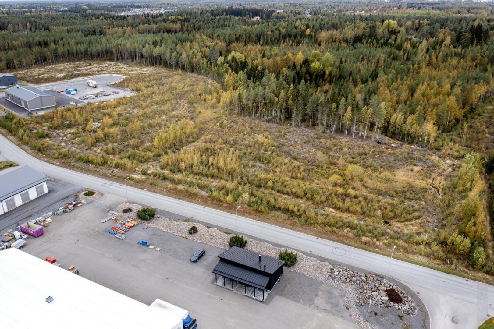 Topparinmäen paikka sijaitsee Sokojantien ja Jyväskyläntien välissä. Paikan naapurissa on Topparinmäen teollisuusalue, jossa on monipuolista yritystoimintaa. Kuva on syyskuulta 2021.