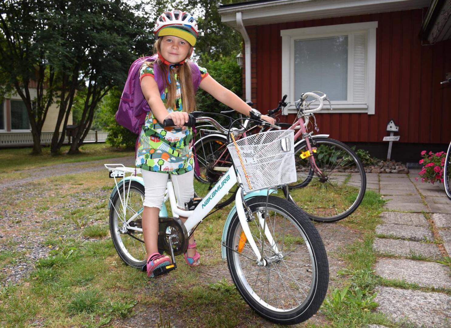 Iida Sipi on valmis koulun alkamiseen. Koulumatka taittuu polkupyörällä.