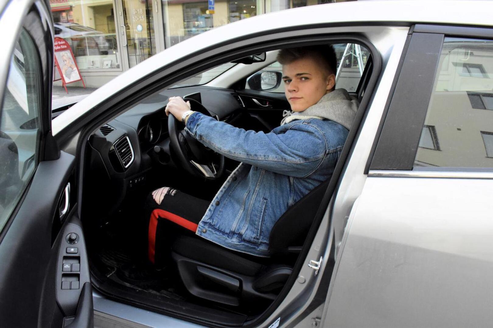 Forsbylainen Ville Hautamäki pitää ajokortin myöntämistä poikkeusluvalla hyvänä vain niille 17-vuotiaille nuorille, joilla se helpottaa merkittävästi elämää.