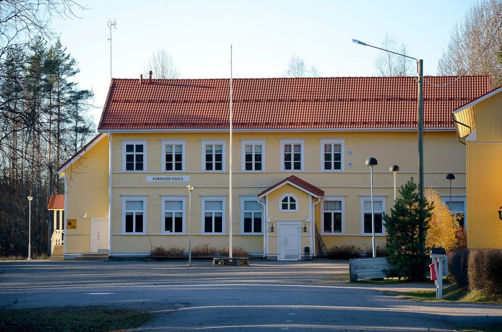 Sievissä kaikki opettajat olivat elokuun alussa viisi päivää lomautettuina. Kuvassa Korhosen koulu Sievin Asemakylällä.