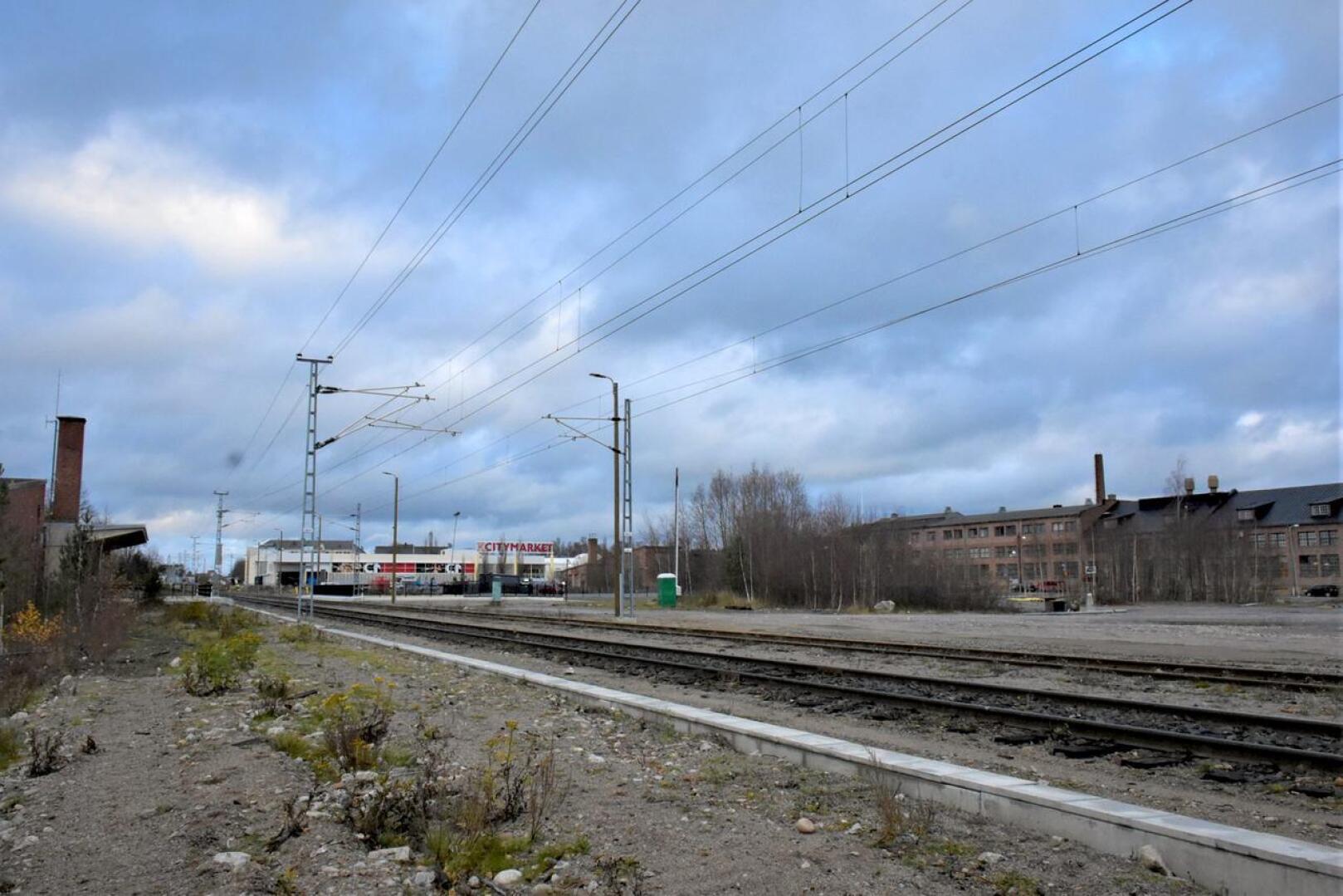 Siikaluodossa tapahtuu. Pietarsaaren kaupunki hankkii rautatien molemminpuoliset maat haltuunsa ja tarjoaa niitä tonteiksi erilaiselle kaupankäynnille.