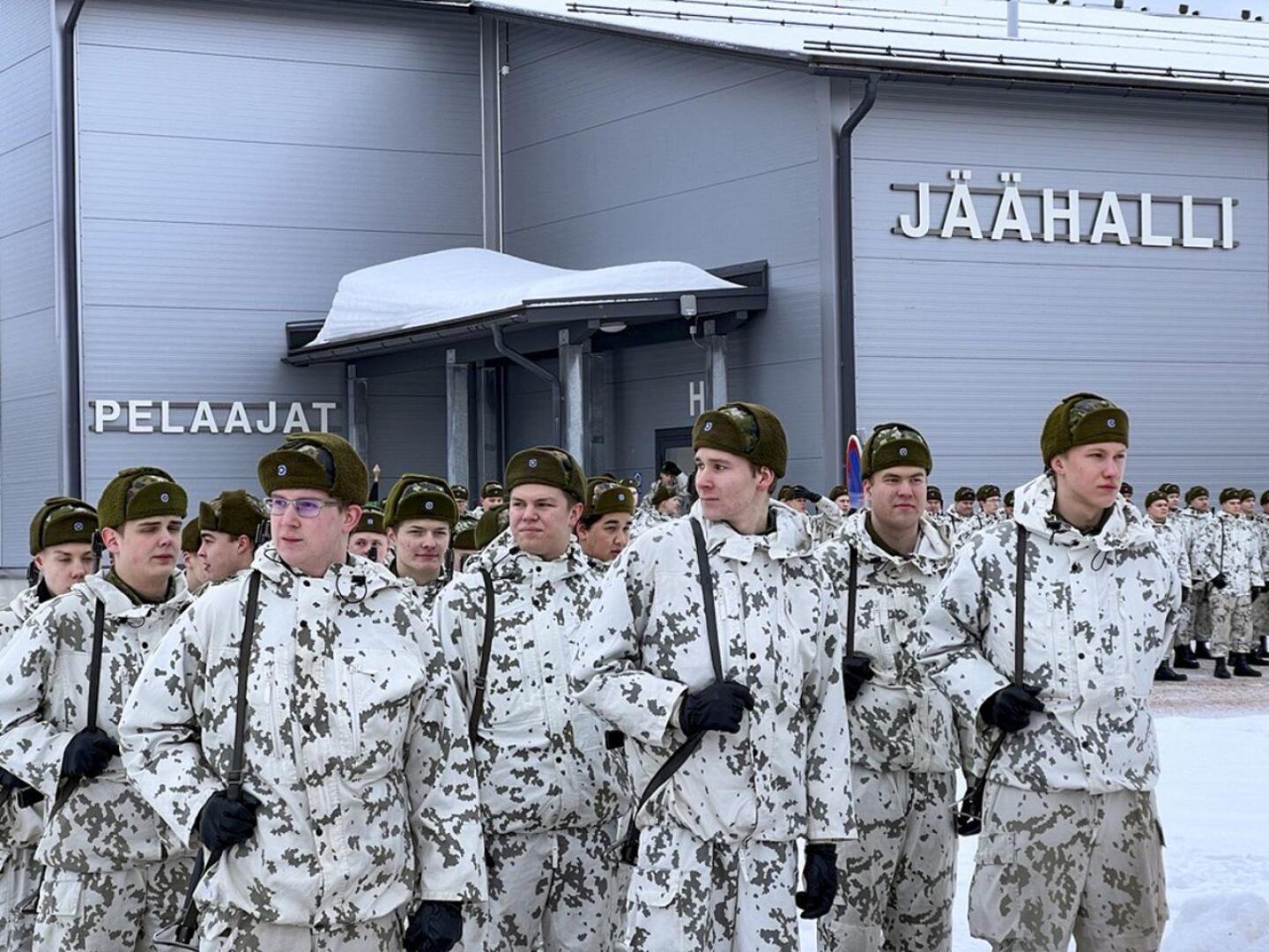 Varusmiehiä valmistautumassa sotilasvalan vannomiseen Ylivieskan jäähallin pihamaalla.
