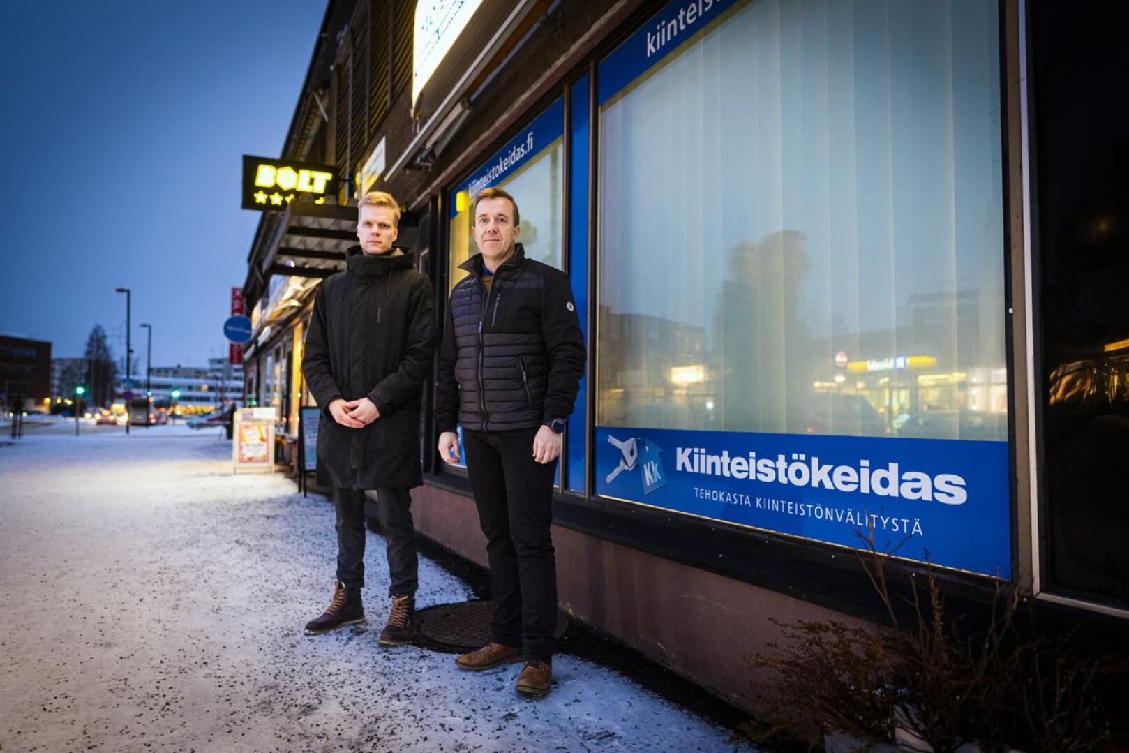 Joona Aitto-oja (vas.) ja Juha Saartoala lupaavat, että perjantain avajaisissa Kiinteistökeitaan ikkunassa on jo kohteita katsottavissa.