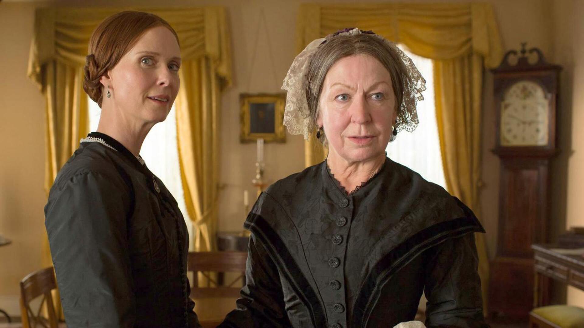 Kaksi Emilyä. Cynthia Nixon esittää sähäkkää runoilija Emily Dickinsonia ja Joanna Bacon melankolista äitiä, Emily Norcrossia. 