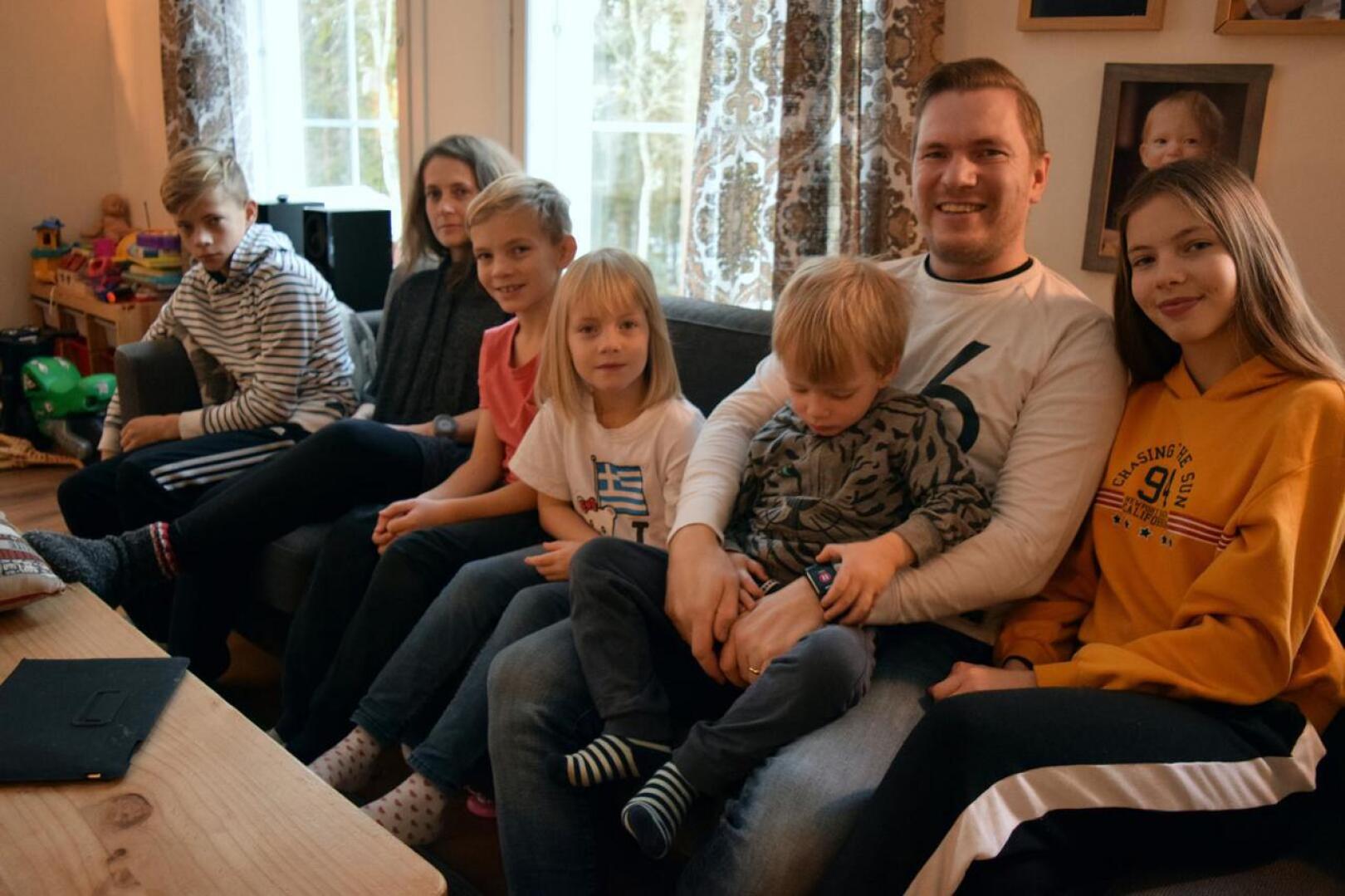 Andreas ja Helena Hjulforsin viiden lapsen perheessä rokotukset ovat kunnossa, kuten useimmissa muissakin luotolaisperheissä.