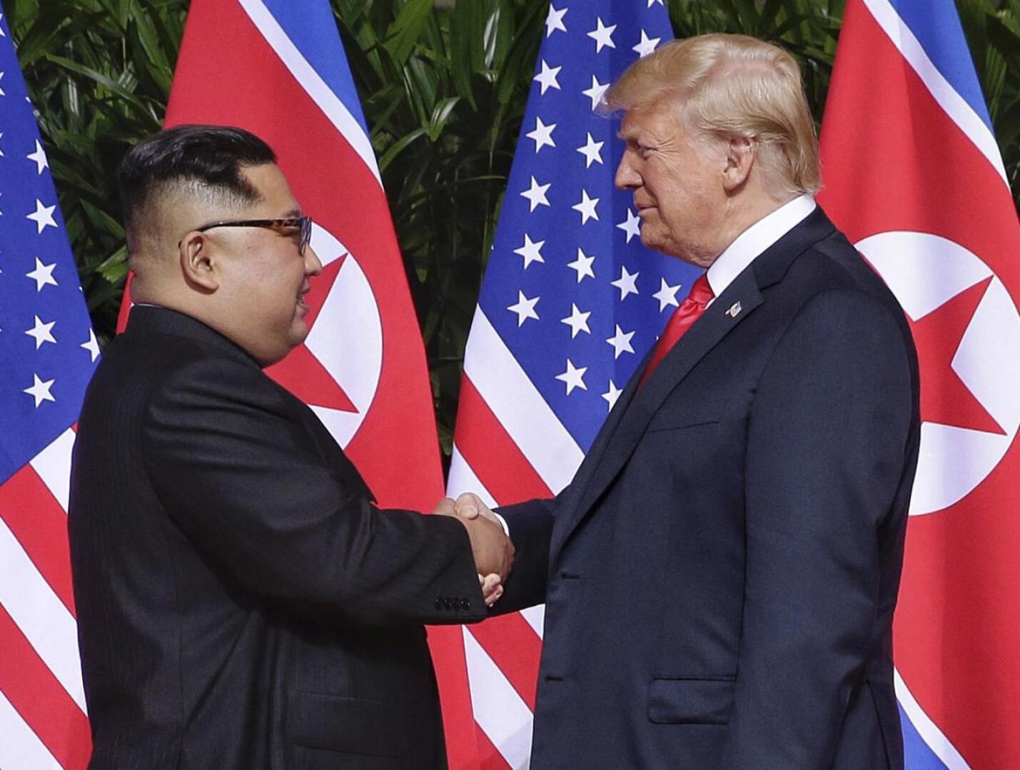 Pohjois-Korean johtaja Kim Jong-un (vas.) ja Yhdysvaltain presidentti Donald Trump sopivat kesäkuussa Singaporessa Korean niemimaan ydinaseettomuudesta.
