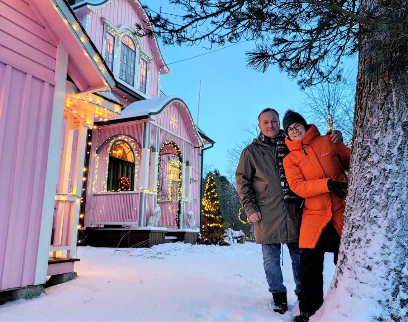 Stefan Barkarin ja Åsa Hästbacka-Barkarin perheen asuttama talo vuodelta 1927 on runsaassa jouluvalaistuksessaan paikallinen nähtävyys.