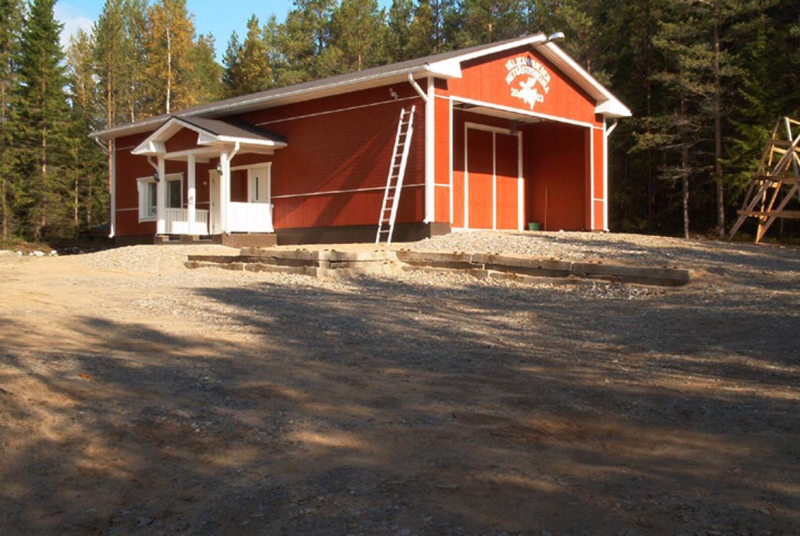 Metsästysmaja Sarvimäki kuvattuna kesälllä.