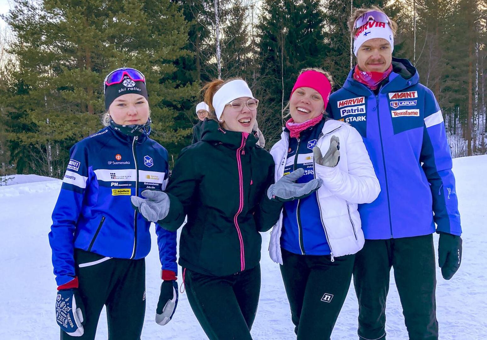 HaU-hiihtäjät Anni Niku, Riina Taskila, Viivi Jylänki ja Kalle Loukkaanhuhta nuorten SM-hiihdoissa Keuruulla.