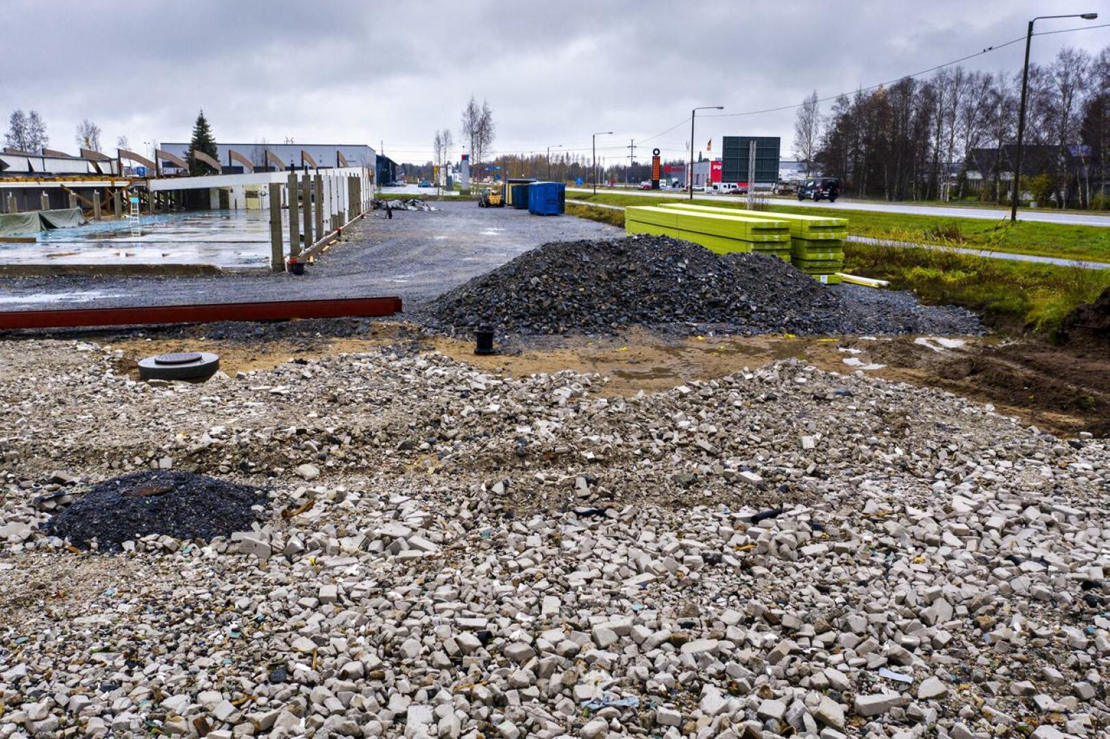 Viime syksynä työt entisellä Rukan tehtaalla keskeytyivät asbestilöydön takia.